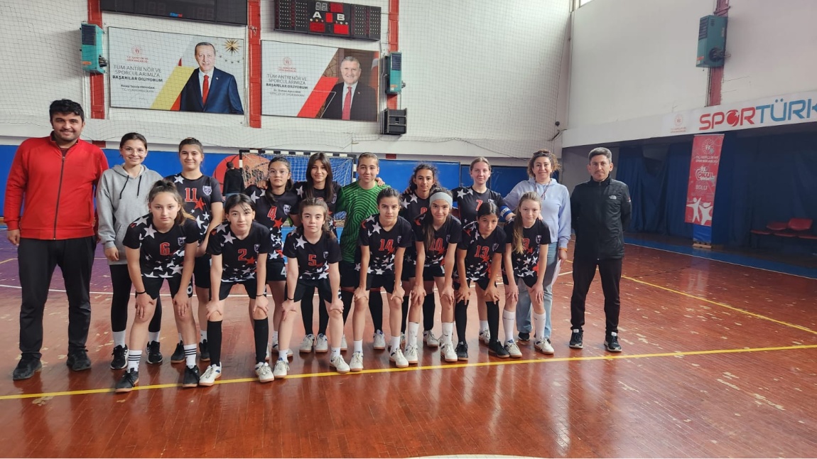 Futsal Yıldız Kızlar Takımımız İlk Maçını 13-1 Skor ile Kazandı. Takımımızı tebrik eder ,başarılarının devamını dileriz.