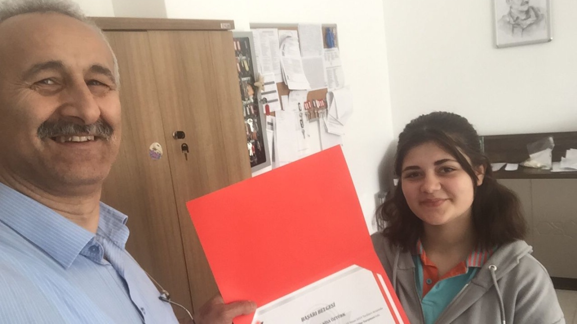 Tübitak Ortaokulları Proje Yarışmalarında Öğrencimiz Türkçe Alanında Birincilik Ödülünü Kazanmıştır. Öğrencimiz tebrik eder, başarılarının devamını dileriz.