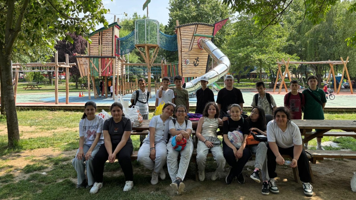 12 Haziran Perşembe günü 6/B sınıfı öğretmenleriyle birlikte Atatürk Orman Parkı’na piknik yapmaya gitti. Öğrencilerimiz çok güzel ve eğlenceli etkinlikler yaptı, mutlu bir gün geçirdiler.